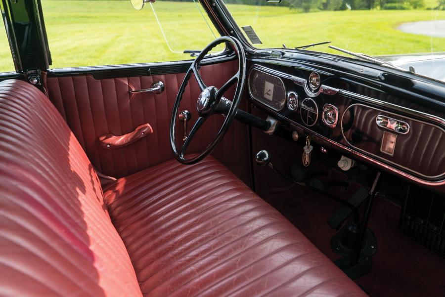 Интерьер Chrysler Royal Convertible Sedan (C-16) 1937 года  (фото 6 из 8)